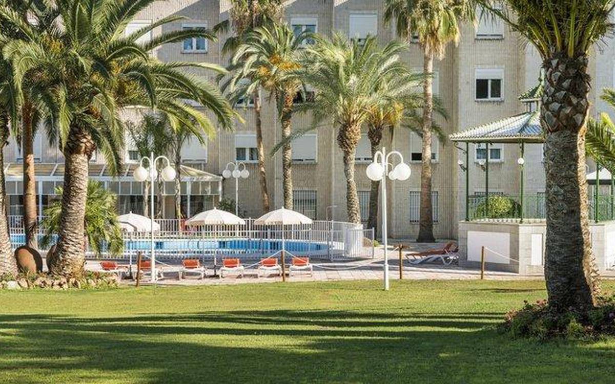 Terrazza e giardini Hotel ILUNION Las Lomas Merida